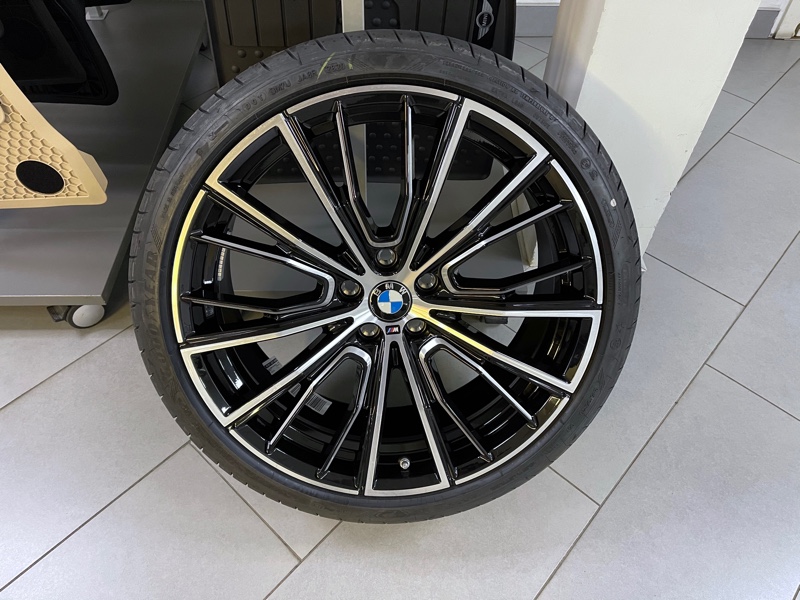 Колеса BMW 5 G30 и G31 (резина и диски R20) Multi Spoke 732M Performance