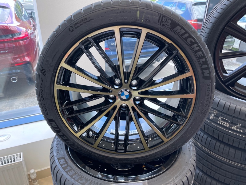 Летние колеса BMW 5 G30 и G31 R19 V-Spoke 635 Night Gold