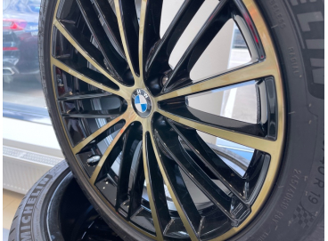 Летние колеса BMW 5 G30 и G31 R19 V-Spoke 635 Night Gold