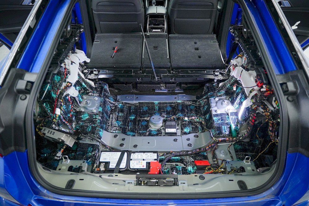 Оклейка автомобилей пленкой и шумоизоляция: как обеспечить комфорт и защиту BMW
