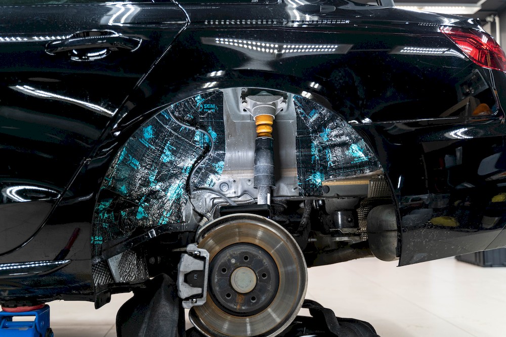 Шумоизоляция и оклейка пленкой для Audi: процесс и материалы