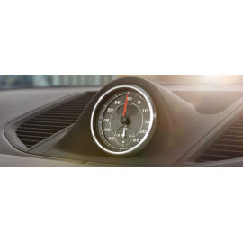 Часы или хронограф в передней панели Porsche Macan