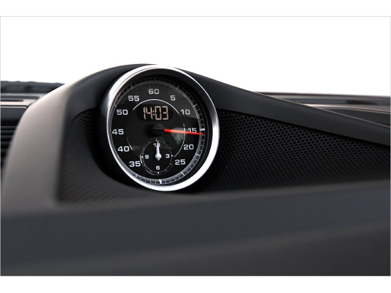 Часы или хронограф в передней панели Porsche Panamera (Панамера)