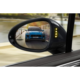 Система помощи при перестроении Porsche Macan