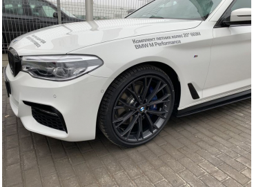 Летние колеса BMW 5 G30 (резина и серые диски R20 Double Spoke 669M Performance)