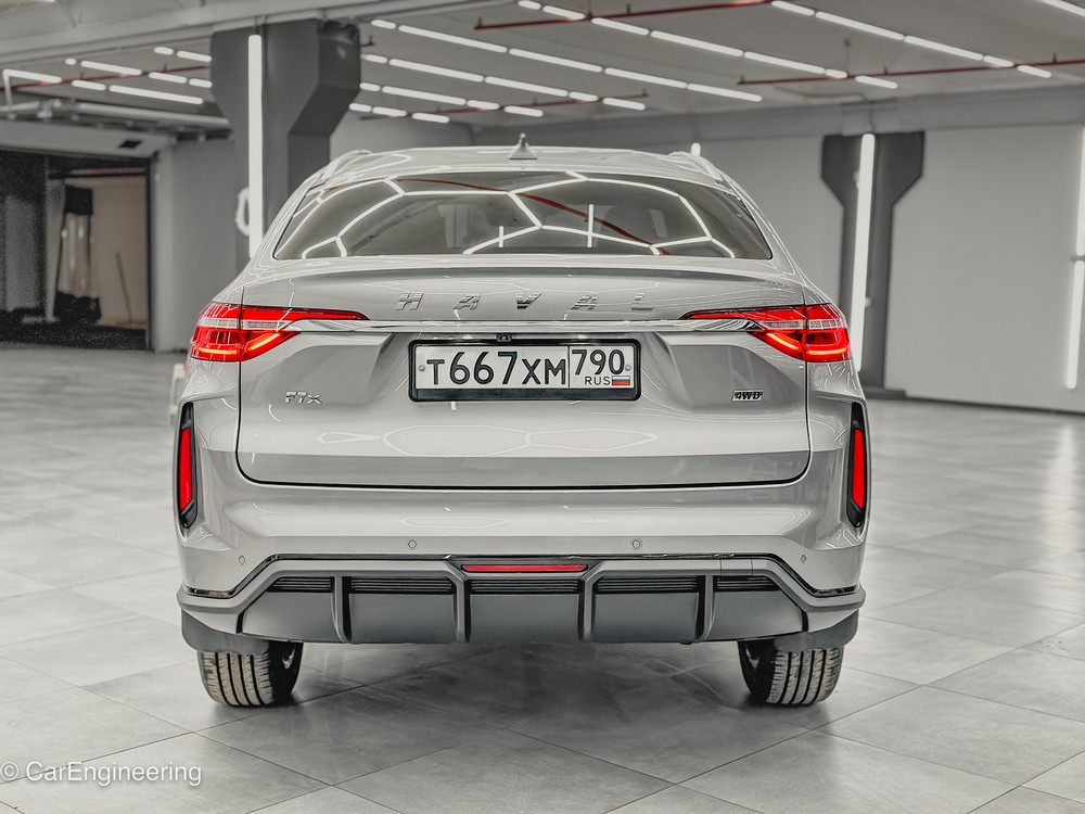 Автомобиль Haval F7X сзади
