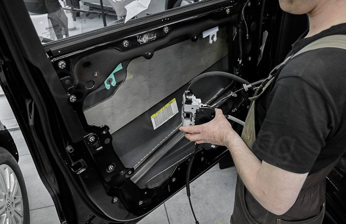 Установка доводчиков дверей 