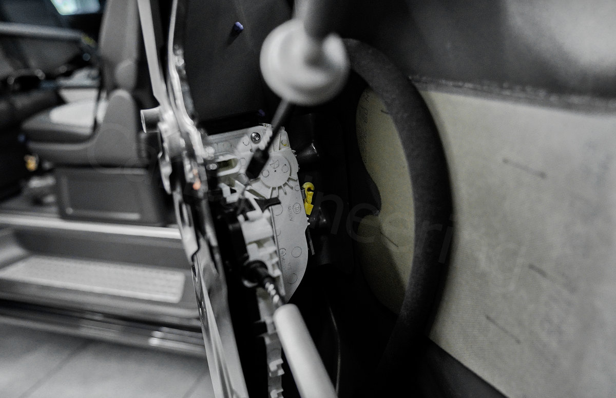 Установка доводчиков в студии КарИнжиниринг