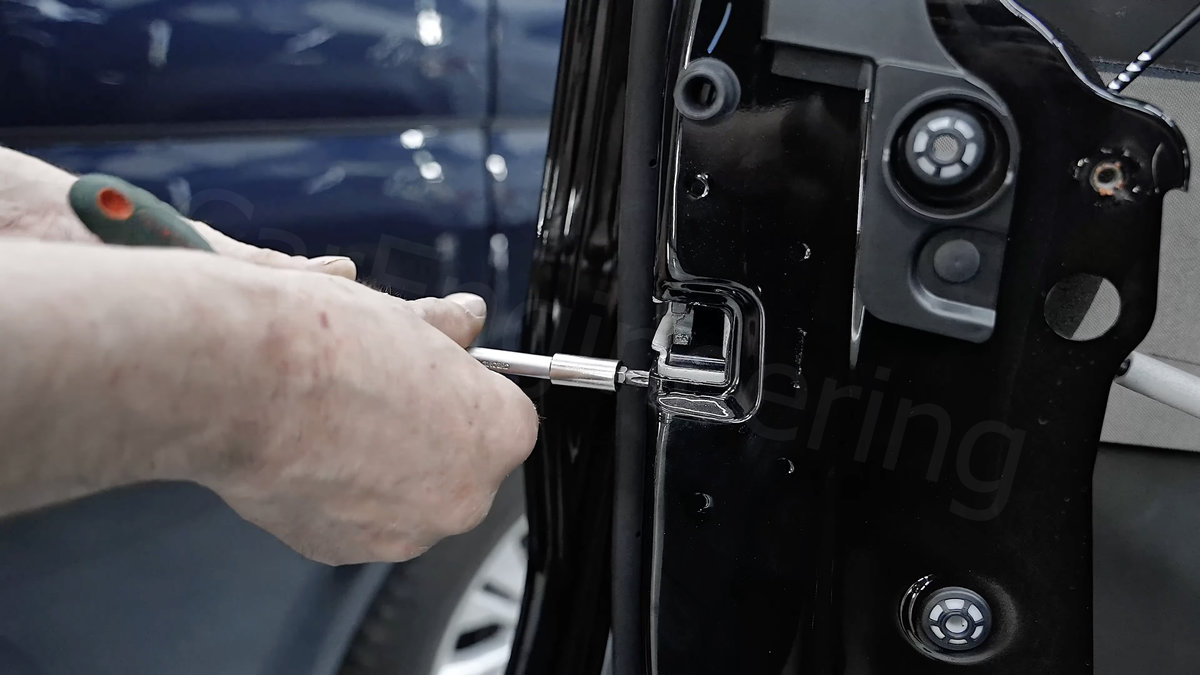 Установка доводчиков дверей на RAM 1500 в КарИнжиниринг