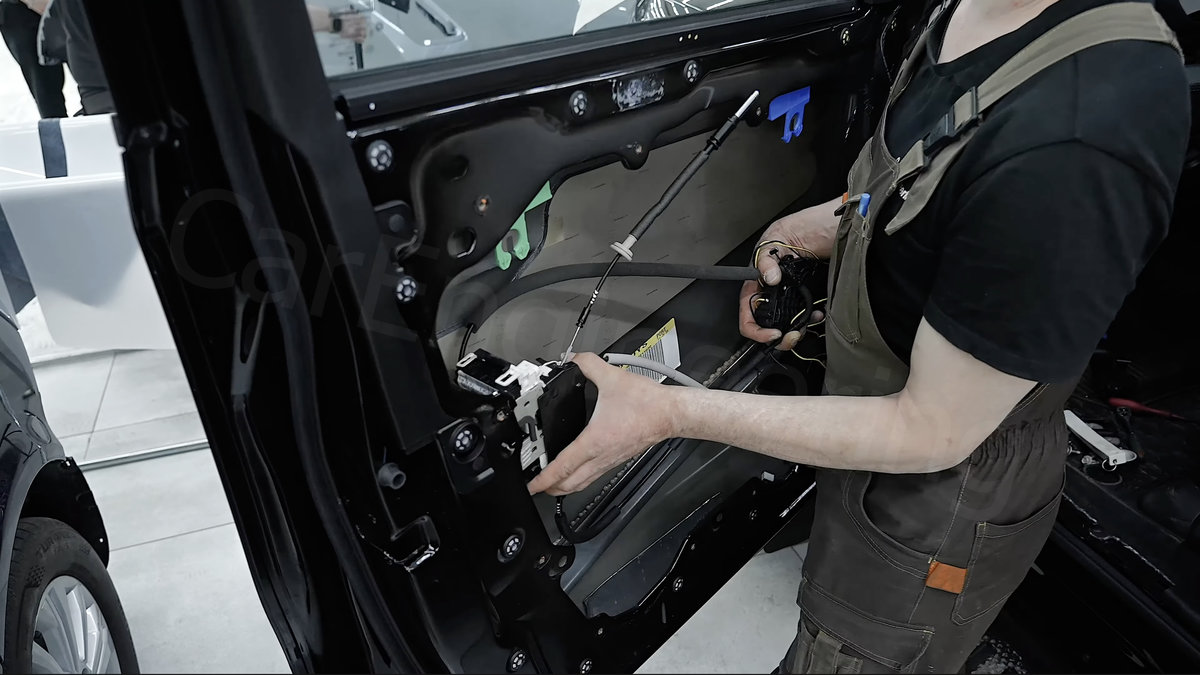 Бесштыревые доводчики для двери автомобиля