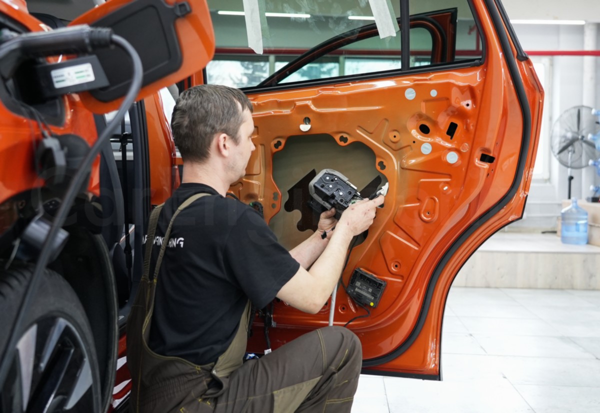 Процесс установки доводчиков в CarEngineering