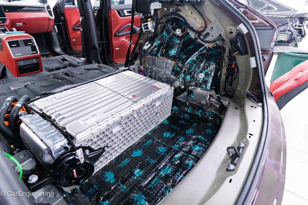 Премиум шумоизоляция Porsche Cayenne обработка багажника