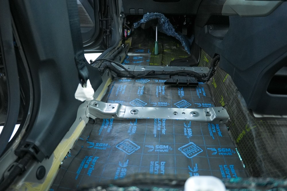 Шумоизоляция пола автомобиля Changan