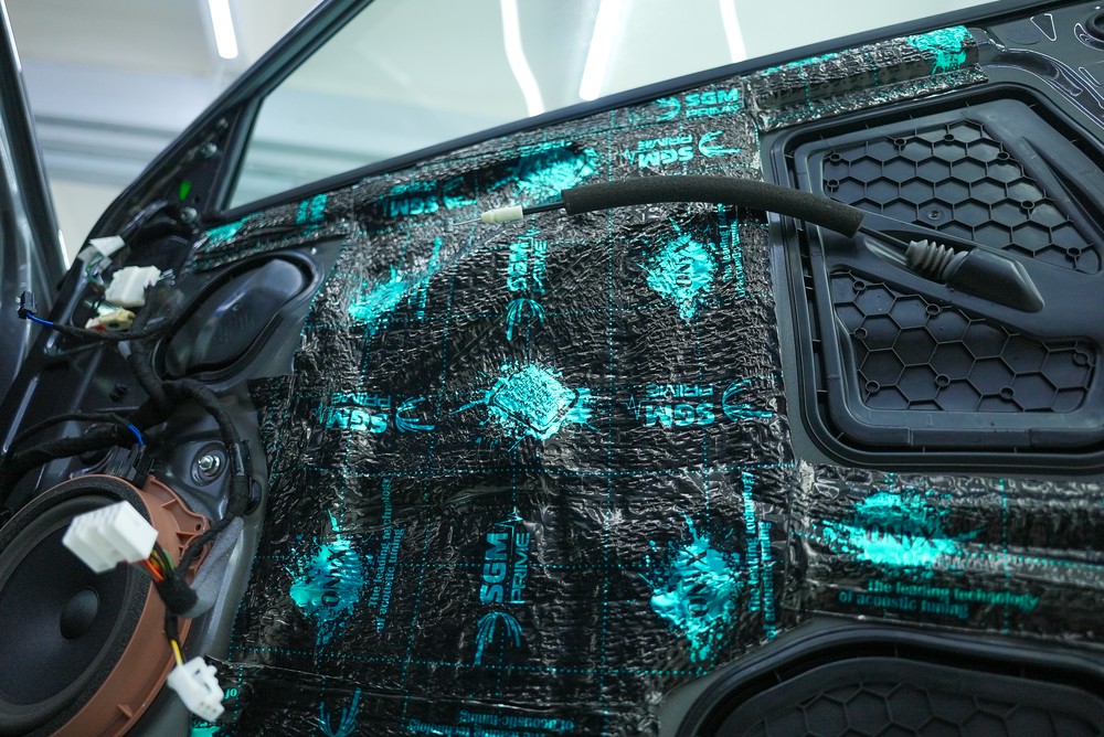 Шумоизоляция дверей автомобиля Changan в салоне Кар инжиниринг