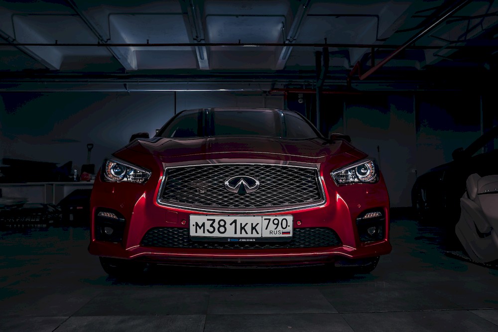 Автомобюиль Infiniti Q50